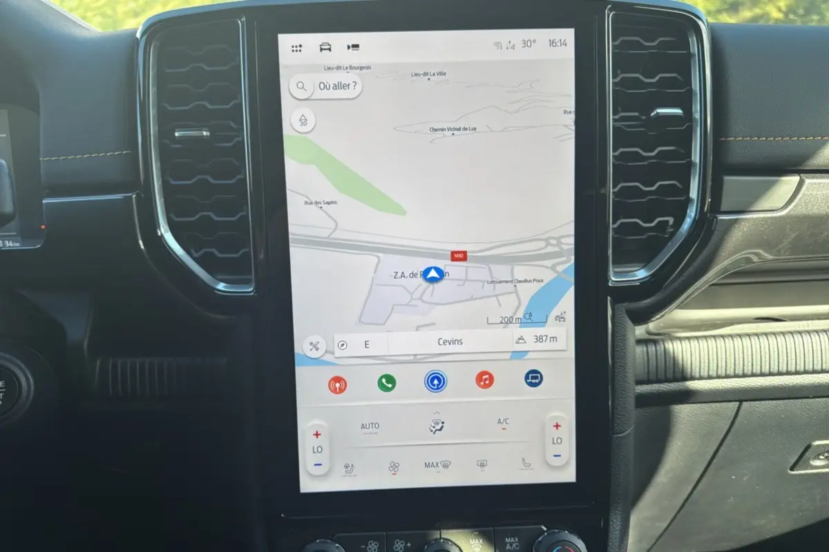 Écran tactile central vertical affichant la navigation GPS dans l'habitacle noir du Ford Ranger gris carbone.