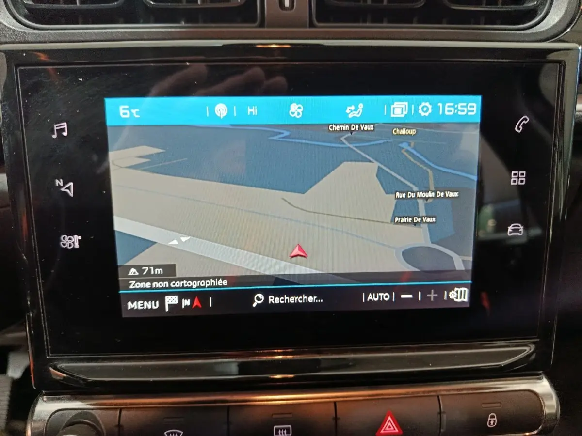 Écran tactile central de navigation de la Citroën C3 2024, affichant une carte avec options de menu visibles.