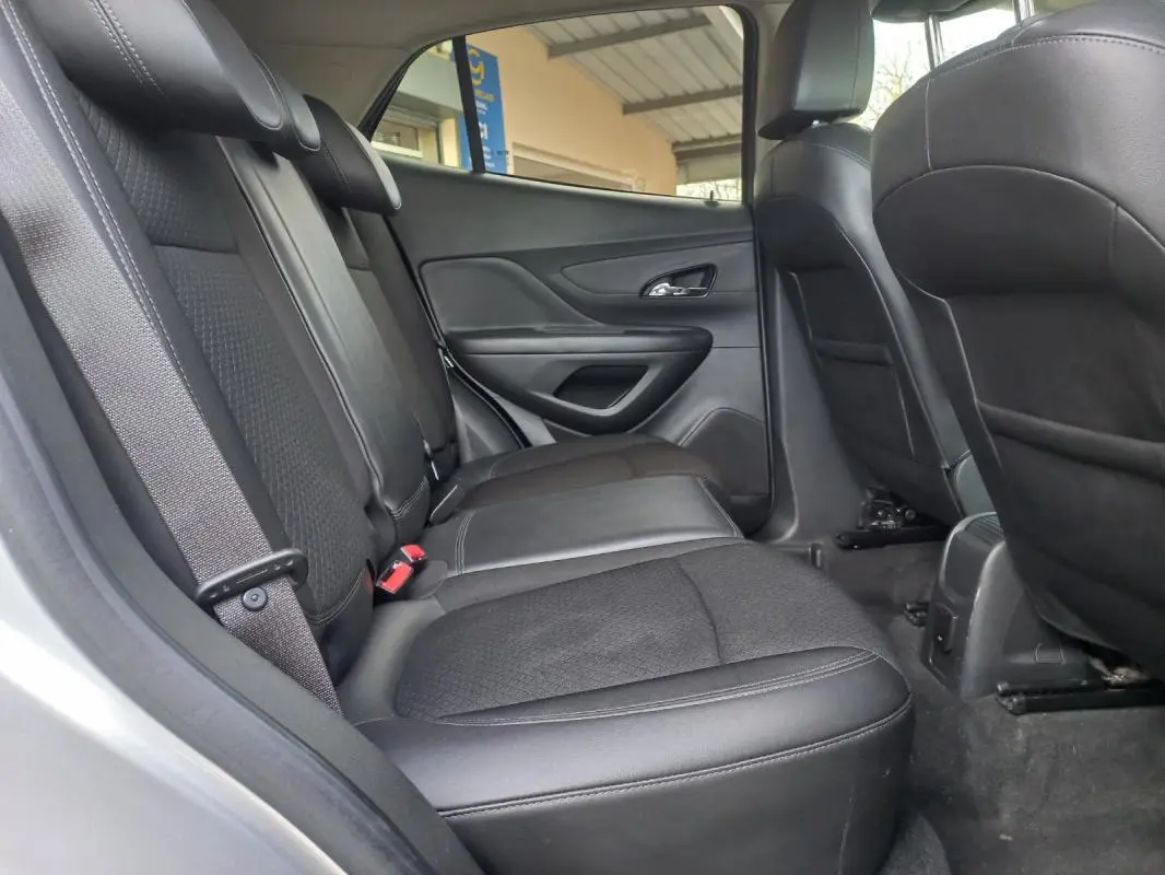 Vue intérieure côté gauche des sièges arrière en cuir noir de l'Opel Mokka X gris, version 2017.
