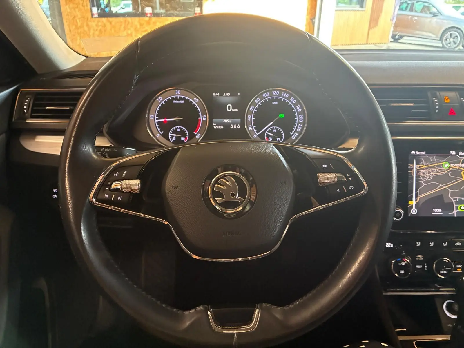 Vue centrée sur le volant noir du Skoda Superb Combi 2021, avec tableau de bord digital et écran GPS visible à droite.