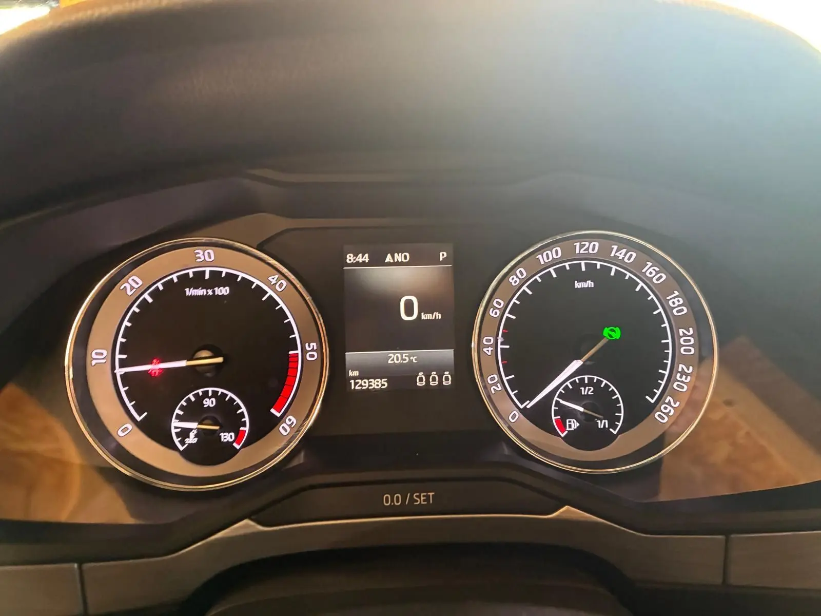 Vue rapprochée du tableau de bord de la Skoda Superb Combi bleu, affichant compteur, compte-tours et écran digital.