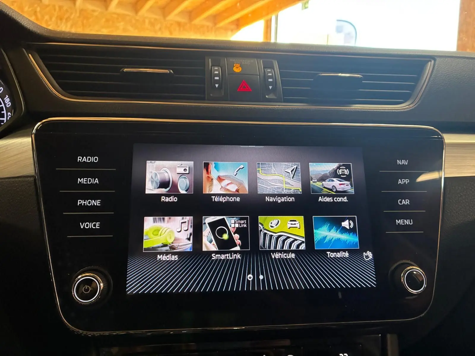 Écran tactile central du tableau de bord du Skoda Superb Combi 2021, affichant le menu multimédia et navigation.