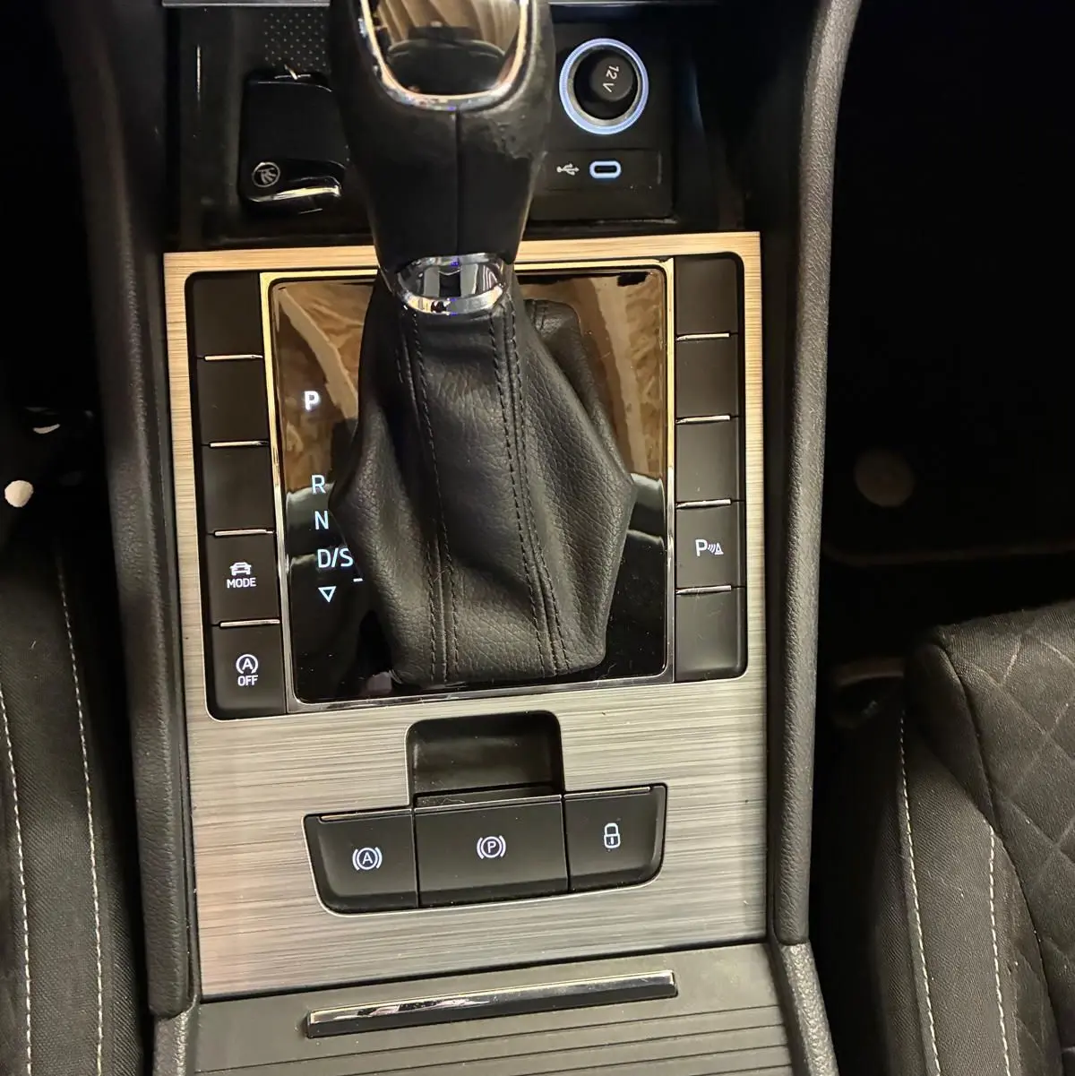 Gros plan sur le levier de vitesses DSG noir et chrome de la Skoda Superb Combi 2021, avec console centrale en finition métal brossé.