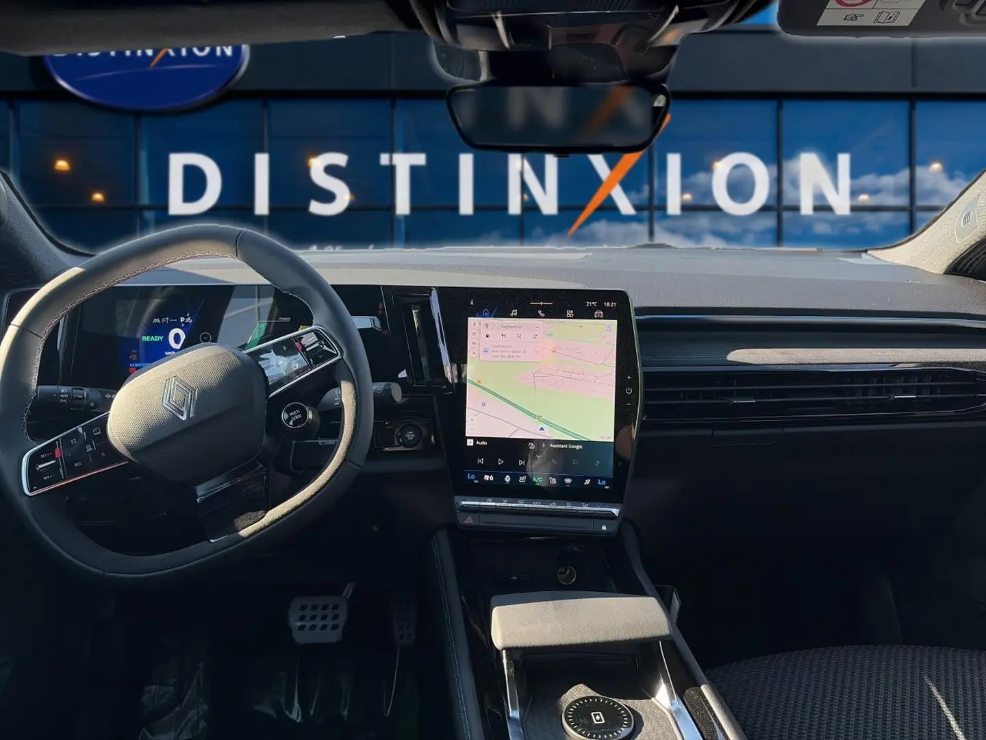 Vue intérieure avant du Renault Austral noir 2026, mettant en valeur le volant multifonction et l’écran tactile central.