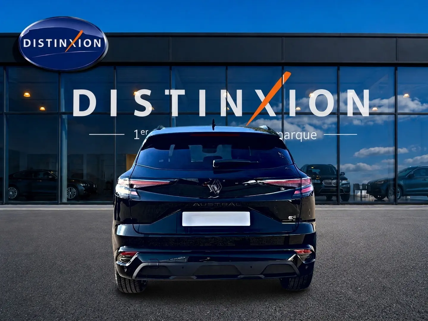 Vue arrière du Renault Austral noir 2026 esprit alpine avec feux LED et logo distinctif sur fond de vitrine Distinxion.