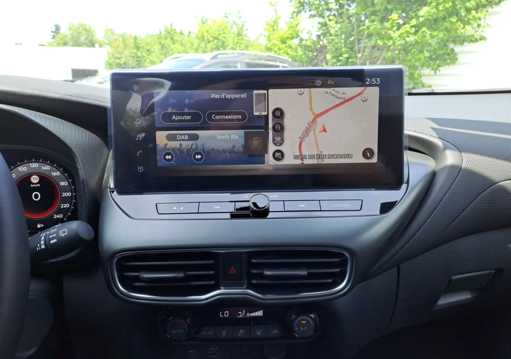 Vue intérieure du tableau de bord du Nissan Juke Hybrid 143 N-Connecta 2025 avec écran tactile affichant navigation et média.