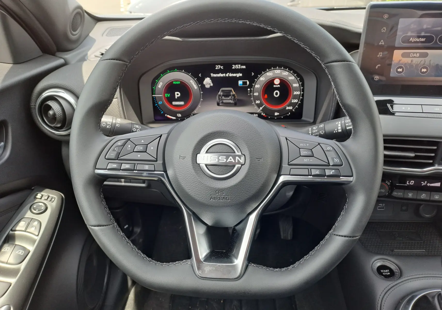 Vue rapprochée du volant noir du Nissan Juke Hybrid 143 N-Connecta 2025 avec tableau de bord numérique et commandes intégrées.