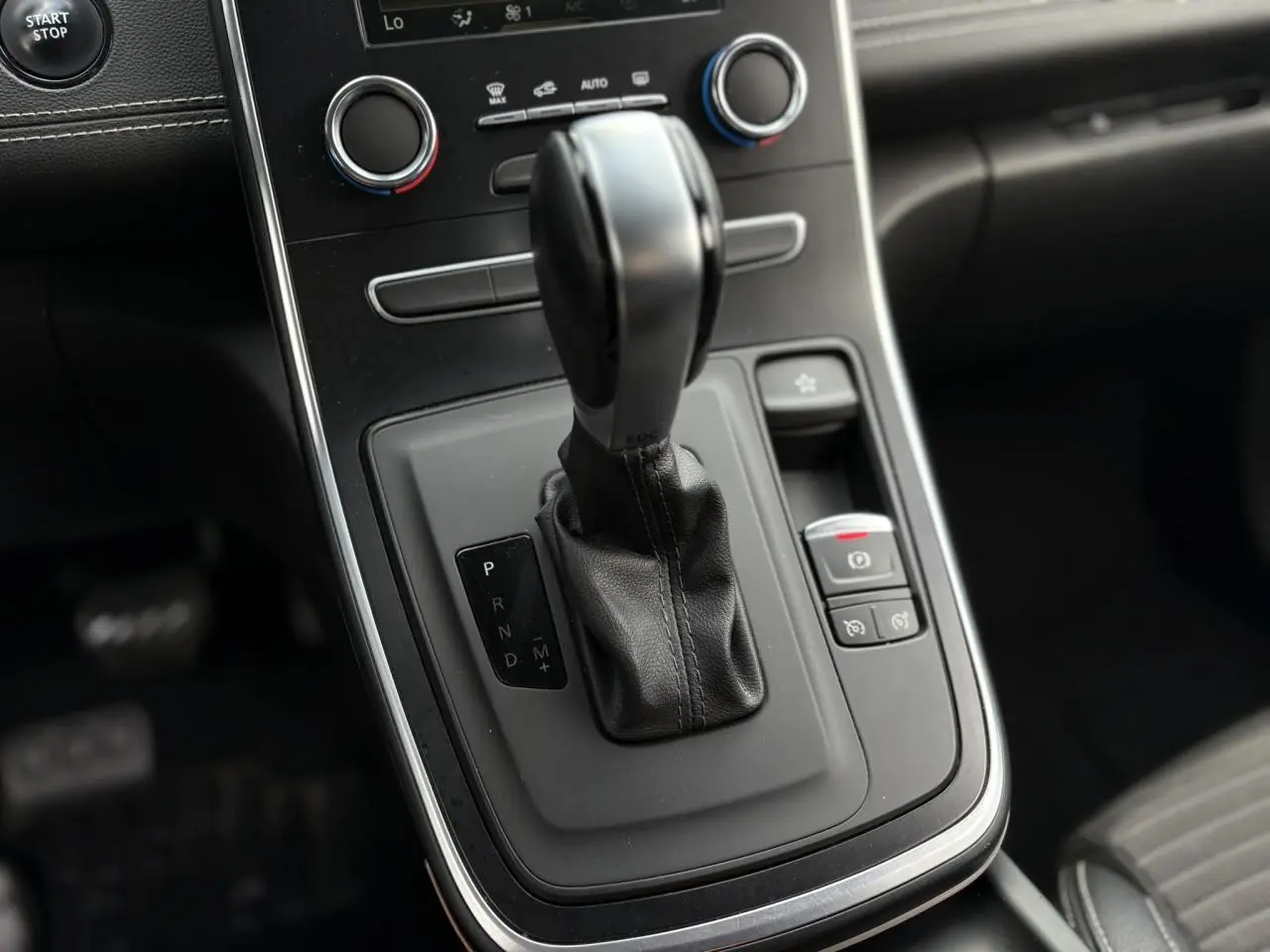 Le levier de vitesses automatique noir du Renault Grand Scenic IV 1.3 TCe 140 Business Intens, vue rapprochée intérieure.