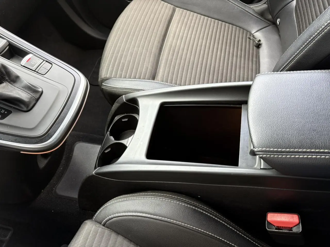 Vue rapprochée de la console centrale noire et des sièges avant gris du Renault Grand Scenic IV 1.3 TCe 140 Business Intens.