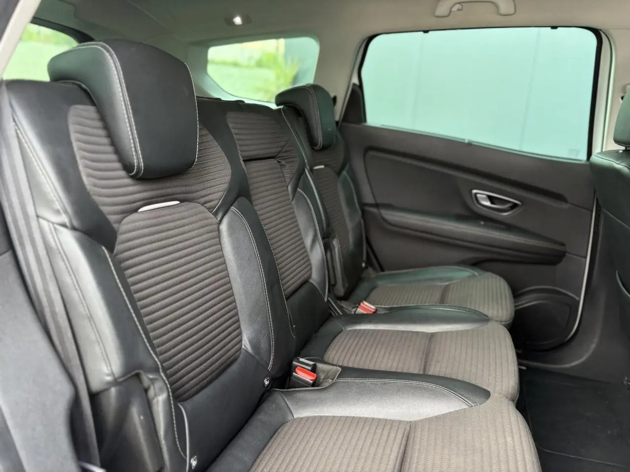 Vue intérieure côté droit sur les sièges arrière en tissu et cuir du Renault Grand Scenic IV blanc nacré 7 places.