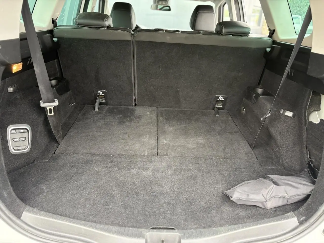 Coffre spacieux du Renault Grand Scenic blanc nacré 2018, banquette arrière rabattue et intérieur noir velours.