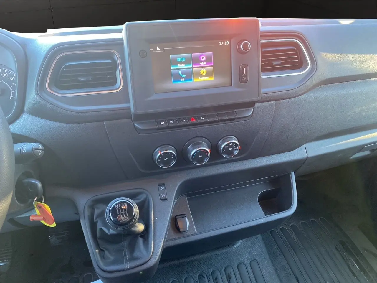 Vue rapprochée du tableau de bord noir du Renault Master Châssis Cabine 2023 avec levier de vitesse manuel et écran tactile central.