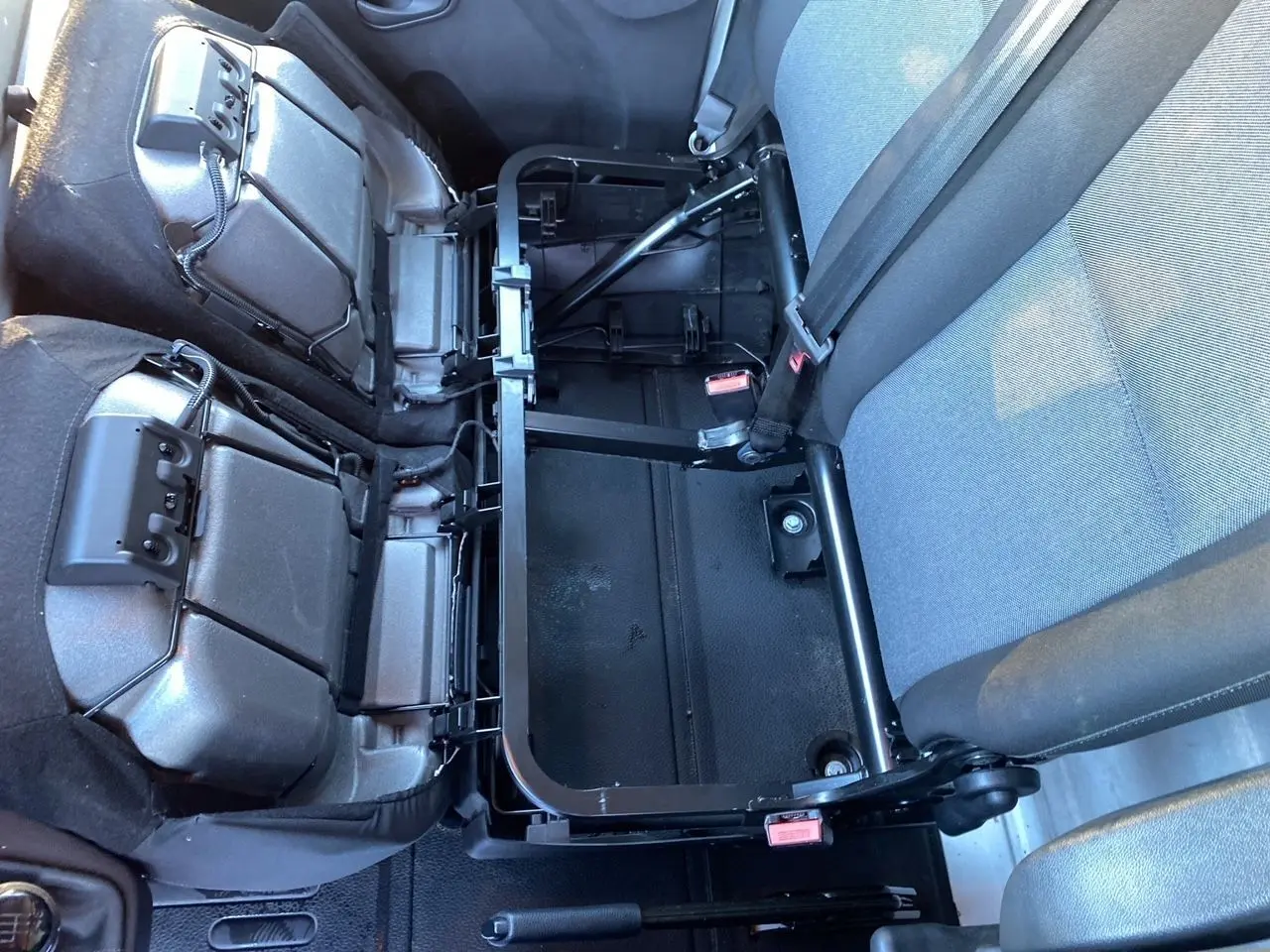 Vue intérieure rapprochée de la banquette arrière rabattue en tissu noir du Renault Master Châssis Cabine blanc 2023.