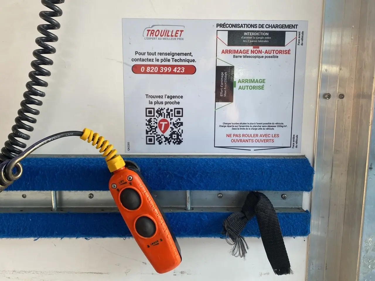 Télécommande orange du hayon avec consignes de chargement à l'arrière d'un Renault Master blanc 2023