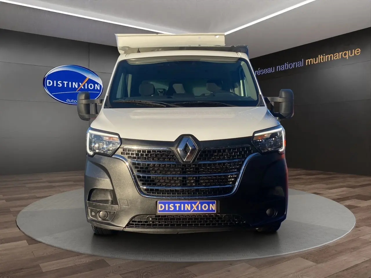 Vue frontale d'un Renault Master Châssis Cabine blanc avec calandre noire et logo Renault bien visible.