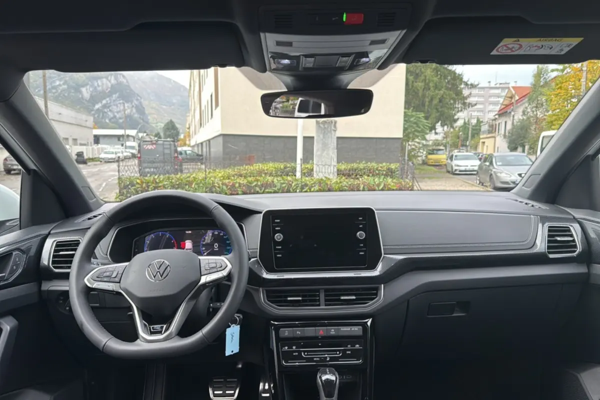 Vue intérieure frontale du tableau de bord et volant cuir multifonctions du Volkswagen T-Cross blanc pur 2025 TSI 116 DSG7 R-Line.