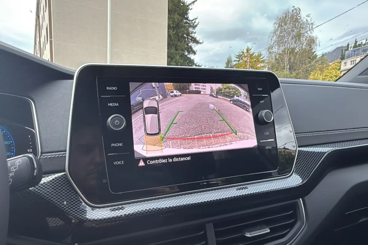 Écran central du Volkswagen T-Cross blanc pur 2025 affichant la caméra de recul avec guidage dynamique.