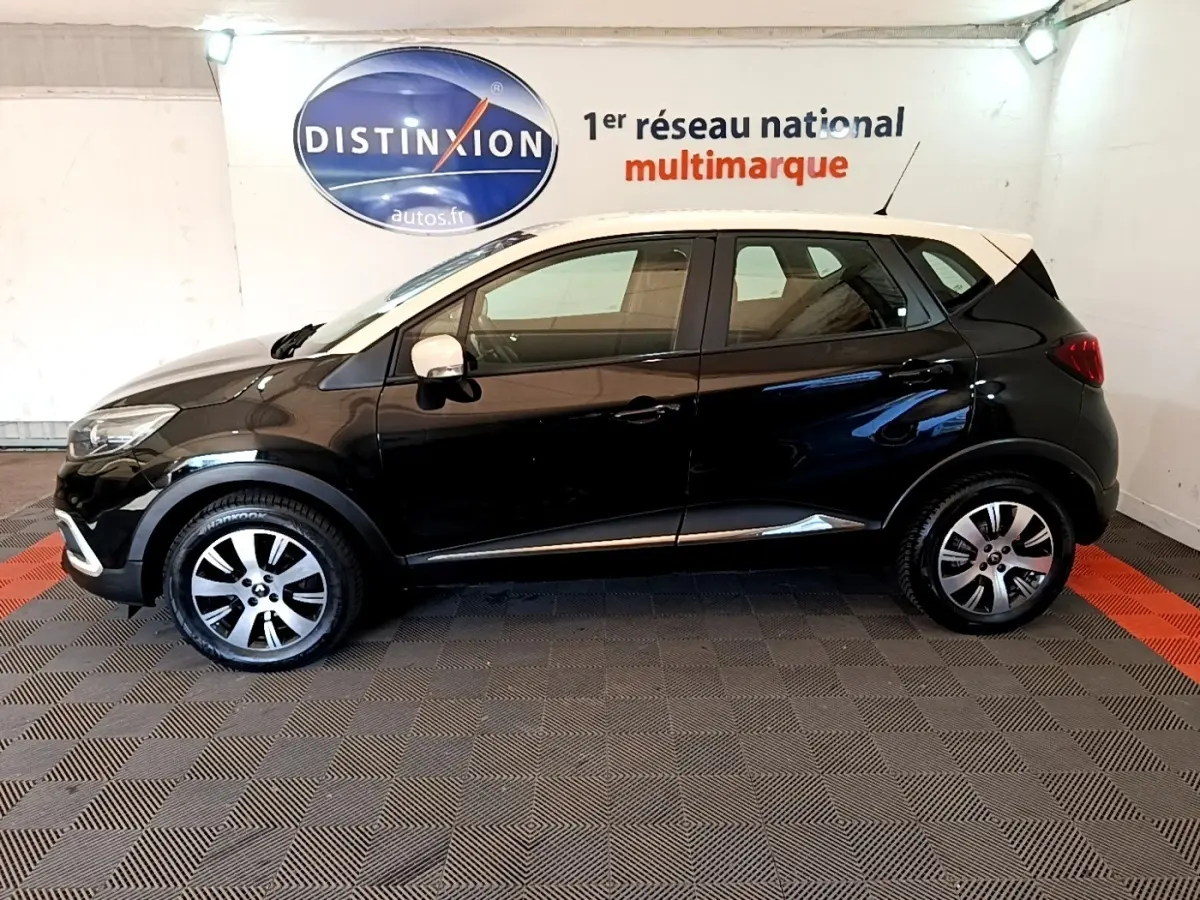 Profil côté gauche d’un Renault Captur Business noir avec toit blanc, roues alliage et rétroviseurs ton caisse.