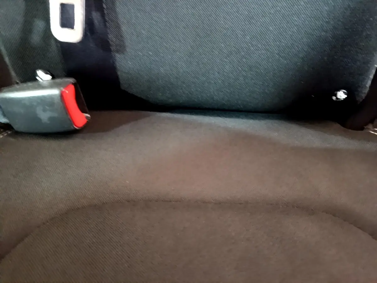 Gros plan sur la banquette arrière noire du Renault Captur Business TCe 90, montrant la ceinture de sécurité.