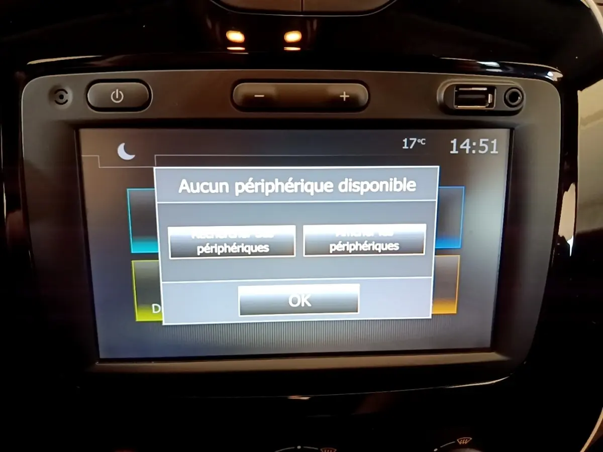 Écran tactile central du tableau de bord du Renault Captur Business noir affichant un message "Aucun périphérique disponible".