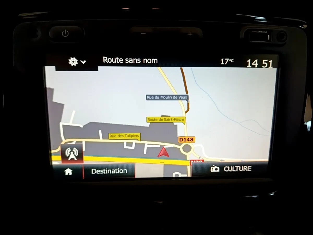 Écran tactile du système de navigation 7 pouces du Renault Captur Business TCe 90, affichant une carte routière.