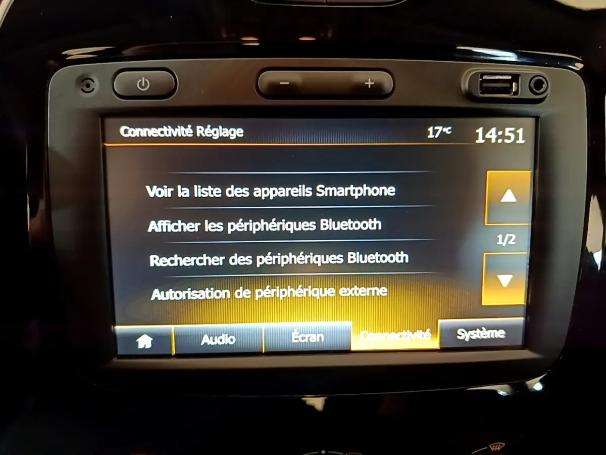 Écran tactile central noir du Renault Captur Business TCe 90 de 2018 affichant le menu connectivité Bluetooth.