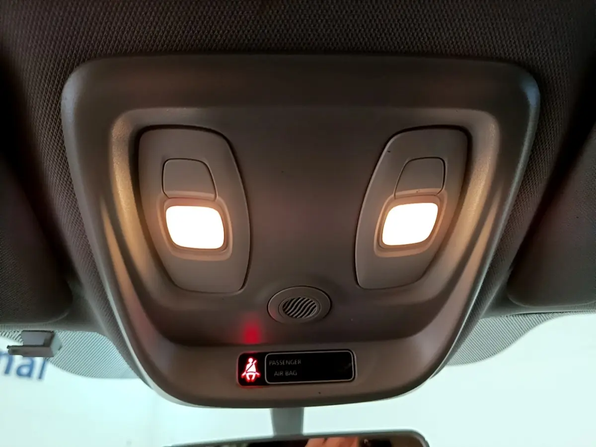 Plafonnier intérieur allumé avec deux lampes et témoin airbag passager du Renault Captur Business noir 2018.