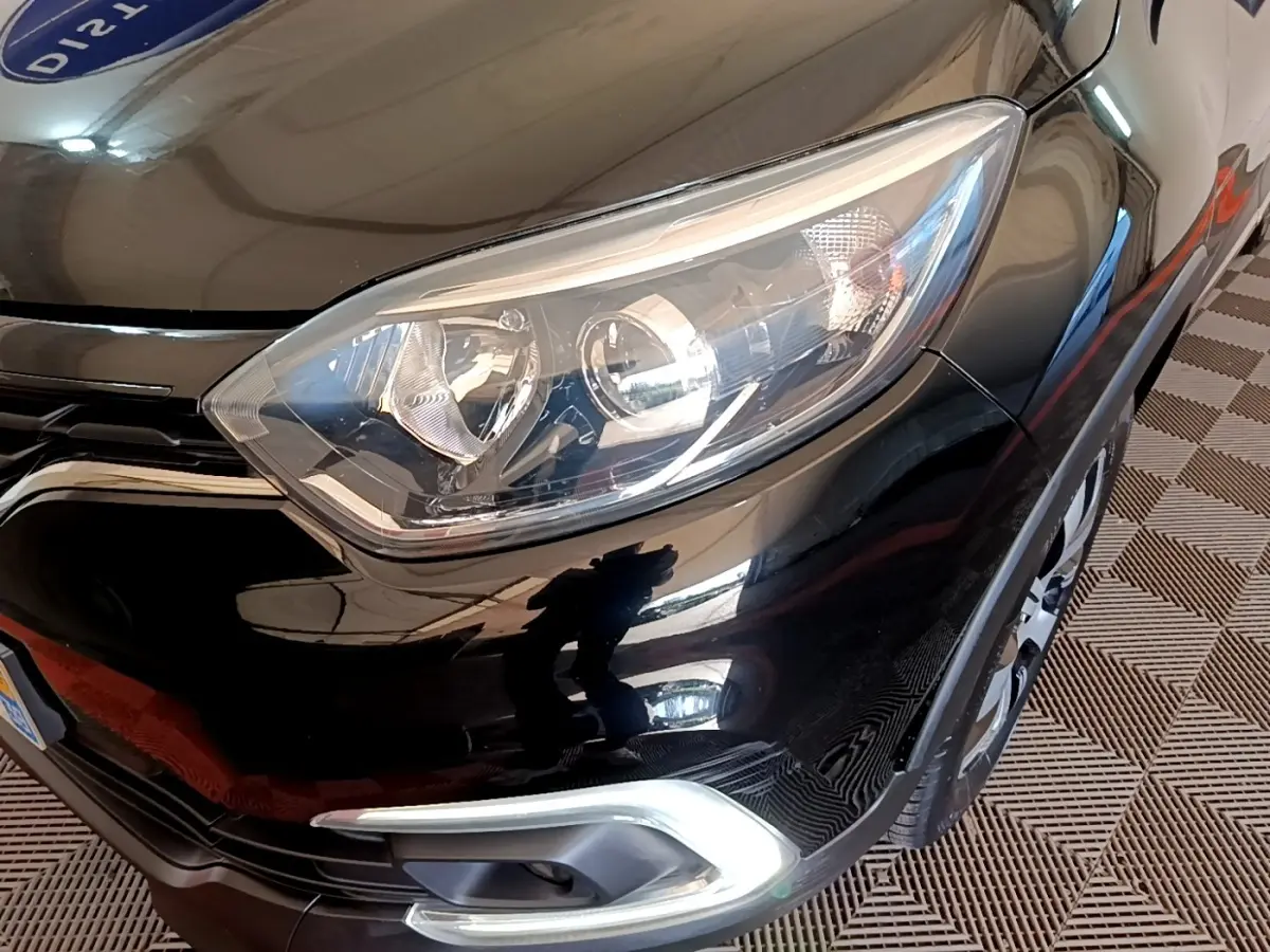 Gros plan sur l'avant droit noir du Renault Captur Business 2018, mettant en valeur le phare et le feu antibrouillard LED.