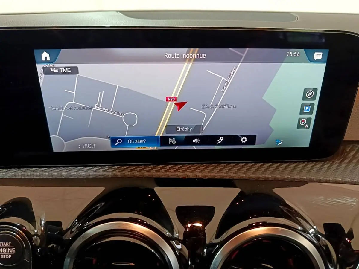 Écran tactile central du tableau de bord de la Mercedes Classe A 250 e Business Line blanc, affichage navigation 3D.