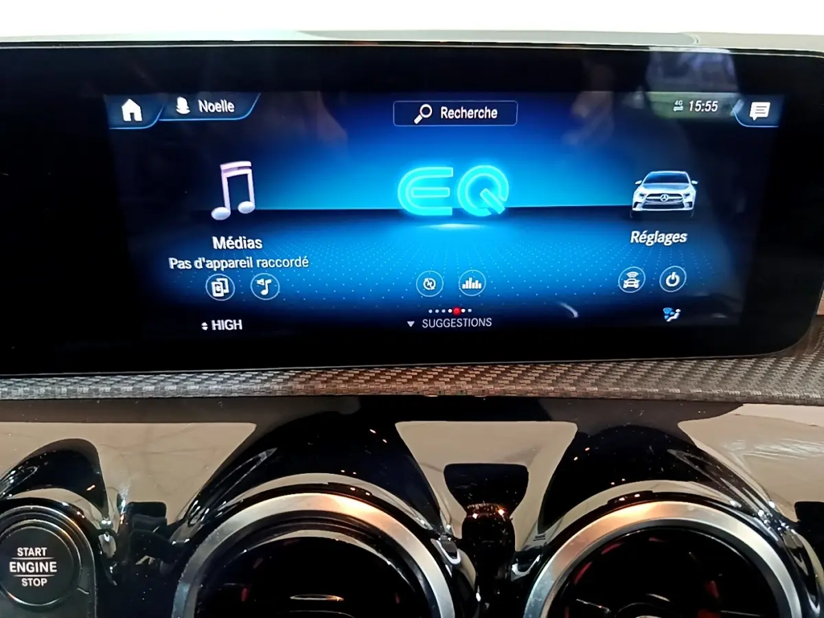 Vue rapprochée de l’écran tactile central et des aérateurs ronds noirs du tableau de bord d’une Mercedes Classe A blanche.