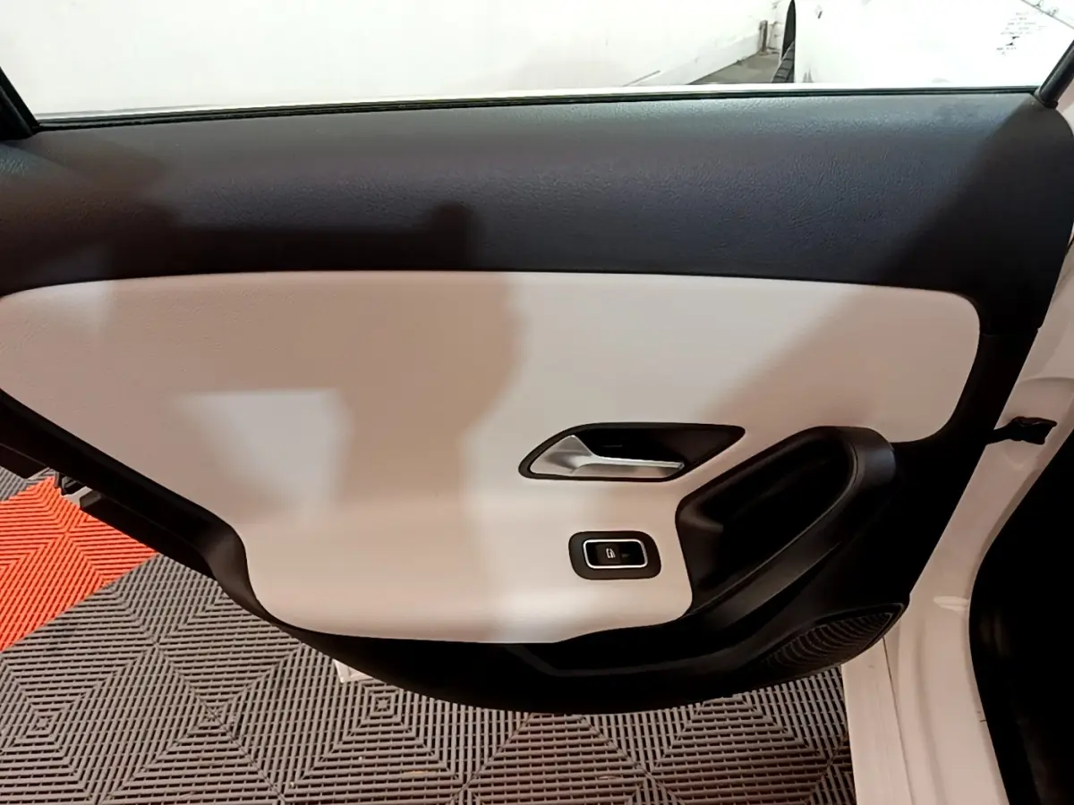 Vue intérieure du panneau de porte avant gauche blanc et noir de la Mercedes Classe A Berline A 250 e Business Line 2020.