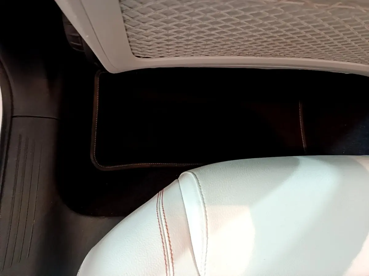 Gros plan sur le siège avant droit blanc et le filet de rangement côté passager d'une Mercedes Classe A 250 e Business Line 2020.