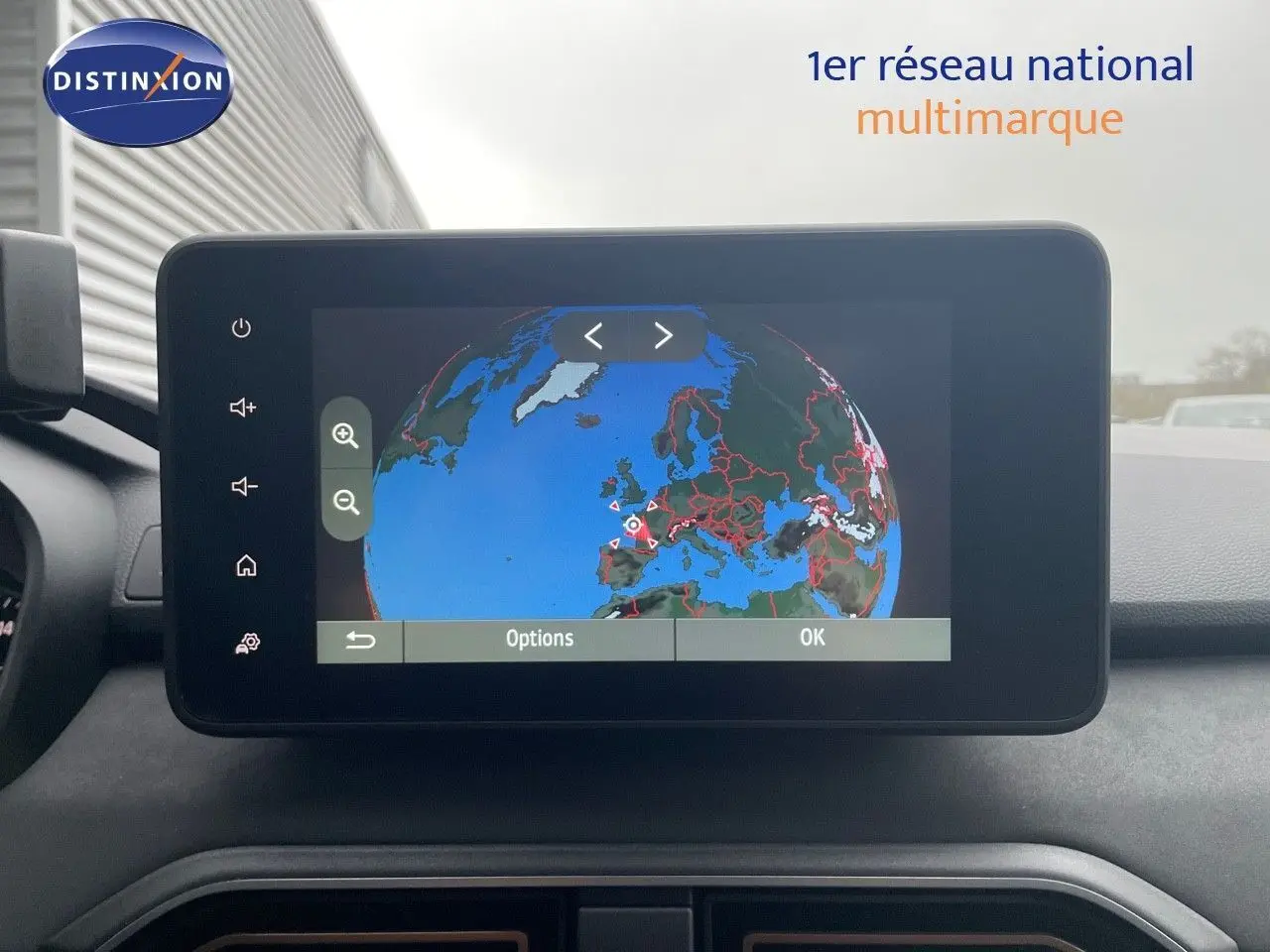 Vue intérieure du tableau de bord du Dacia Jogger 2026, écran GPS affichant une carte du globe en mode navigation.