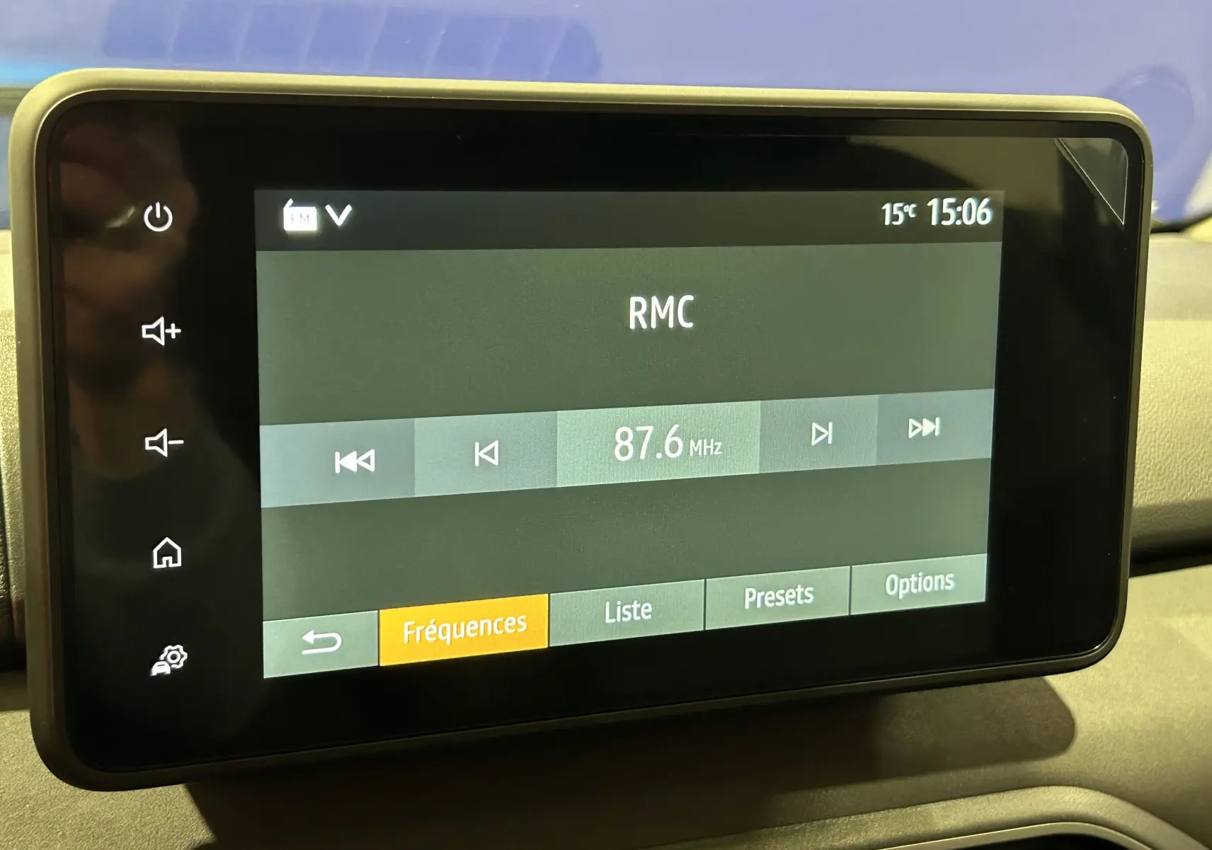 Écran tactile central du tableau de bord du Dacia Jogger gris schiste, affichant la radio FM sur 87,6 MHz.