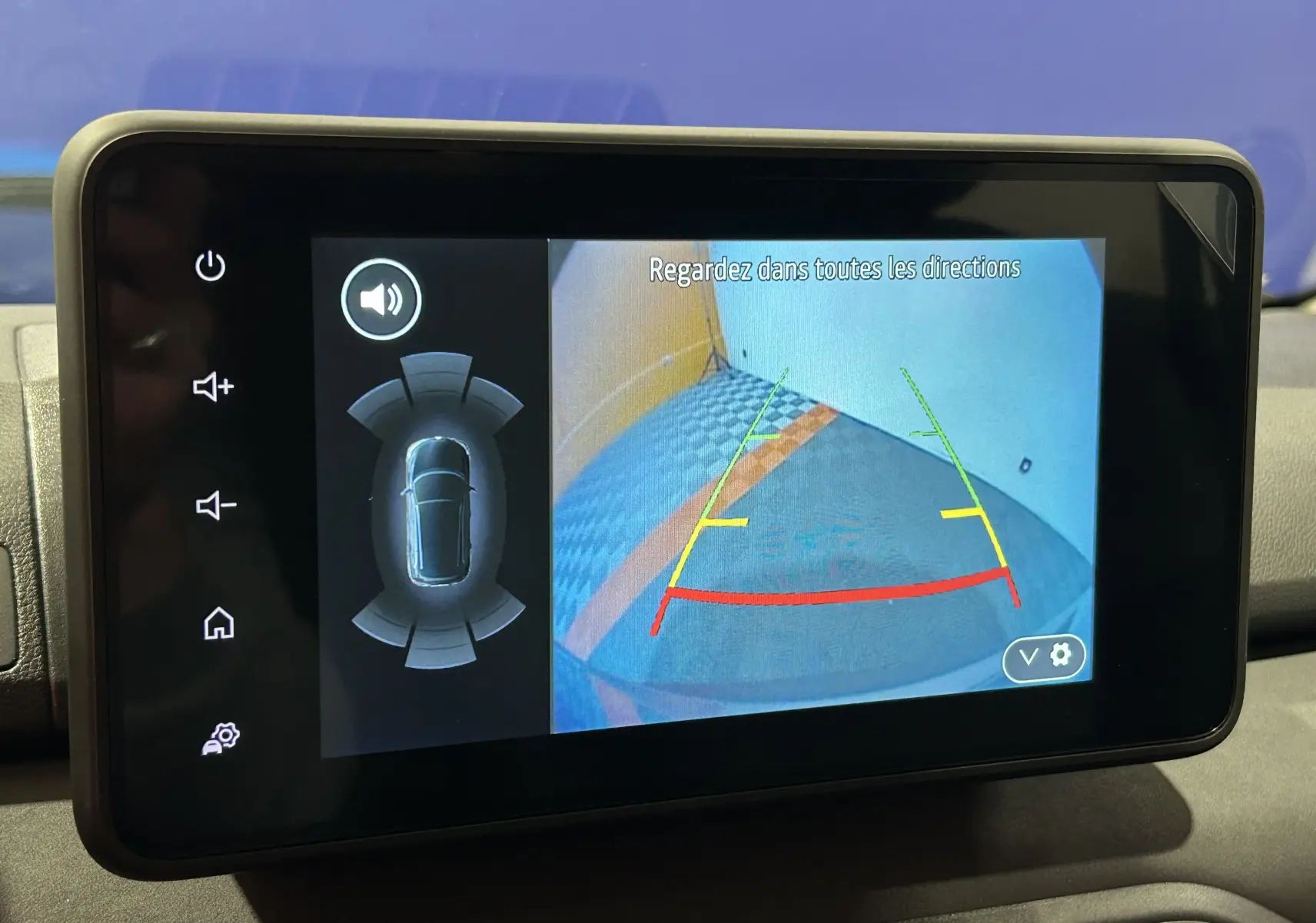 Écran tactile de la caméra de recul du Dacia Jogger gris schiste, affichant les lignes de guidage colorées.