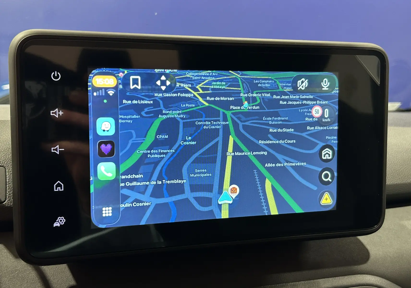 Écran tactile central du tableau de bord affichant un GPS avec carte détaillée dans un Dacia Jogger gris schiste.