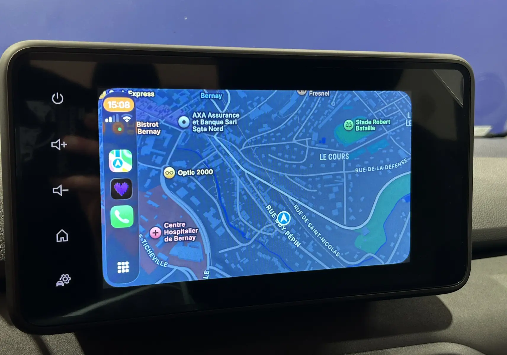 Écran tactile central du Dacia Jogger affichant la navigation GPS avec carte détaillée en mode nuit.