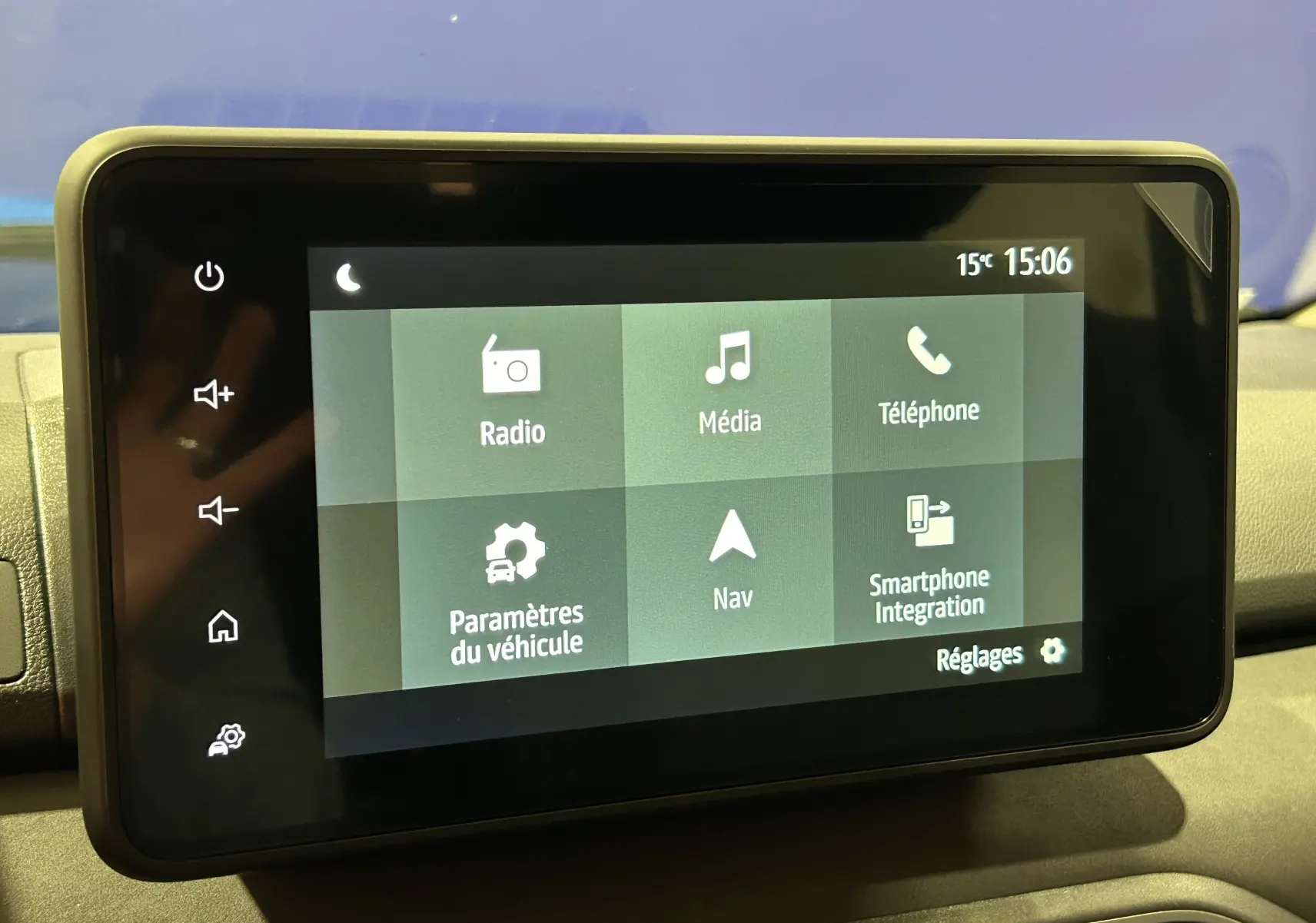 Écran tactile central du tableau de bord du Dacia Jogger affichant les options radio, média, téléphone et navigation.