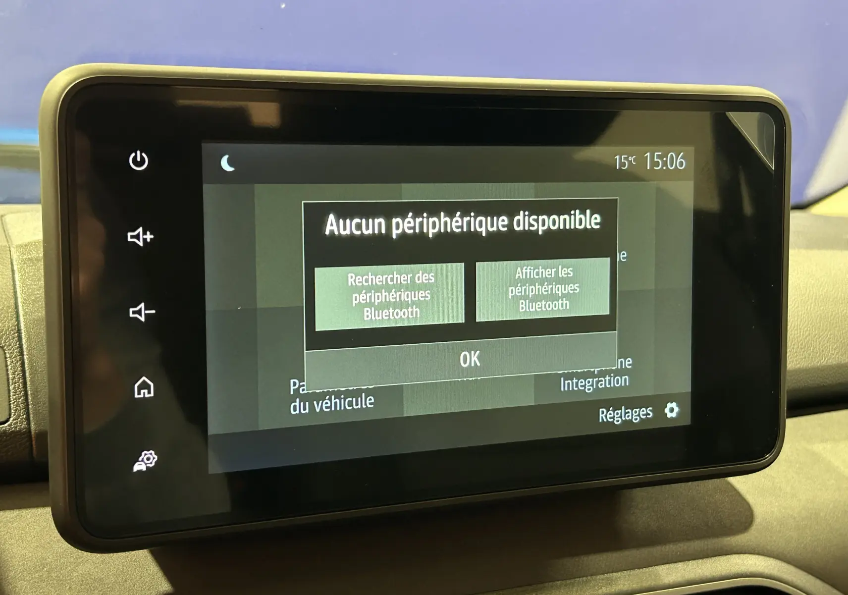 Écran tactile central de la Dacia Jogger gris schiste, affichant le message "Aucun périphérique disponible" Bluetooth.