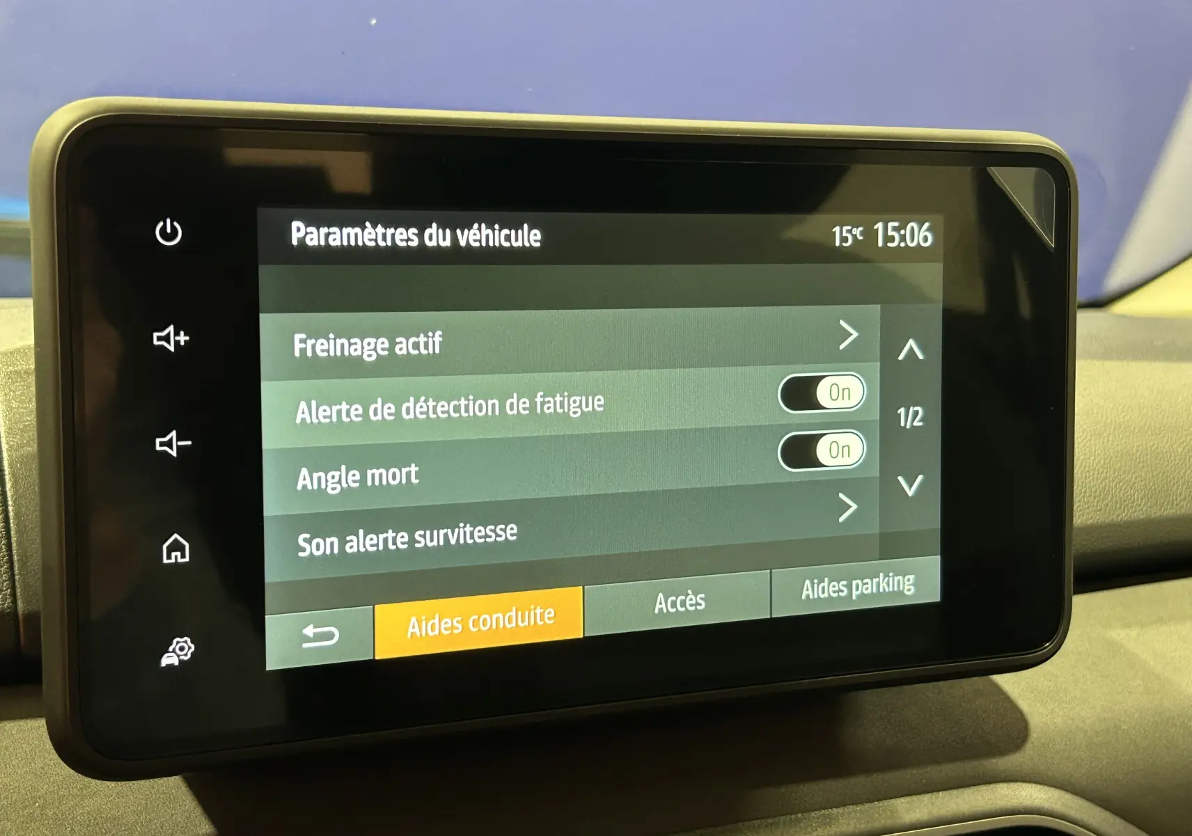 Écran tactile central du tableau de bord du Dacia Jogger affichant les paramètres d’aides à la conduite.