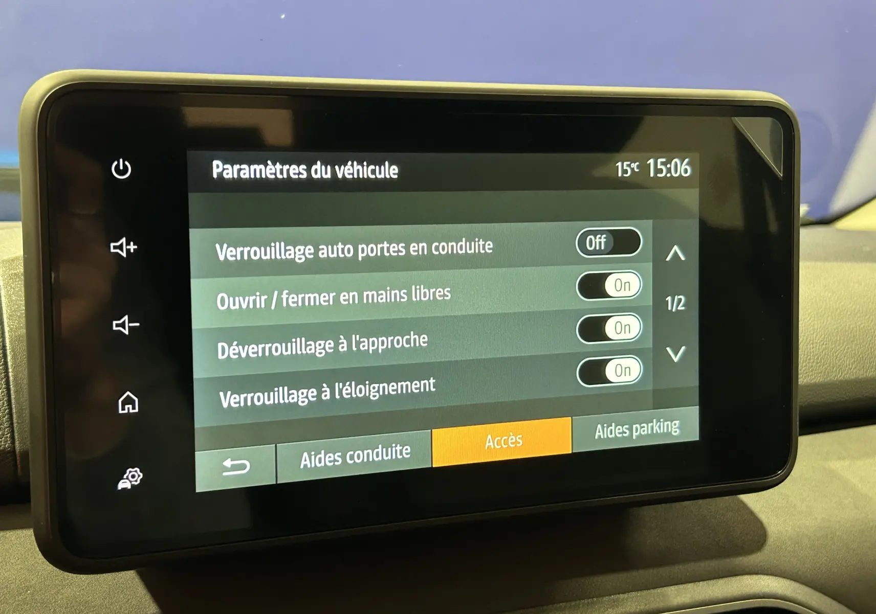 Écran tactile du tableau de bord du Dacia Jogger affichant les paramètres d'accès avec options de verrouillage activées.