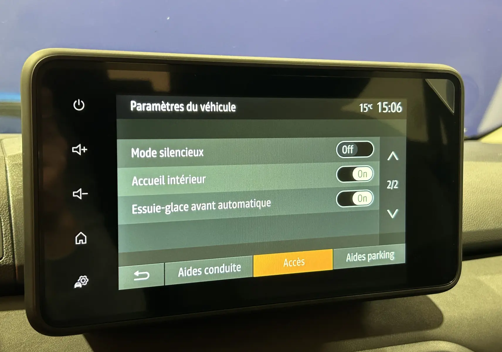 Écran tactile central du tableau de bord du Dacia Jogger 2026 affichant les paramètres du véhicule en mode silencieux, accueil intérieur et essuie-glace automatique.