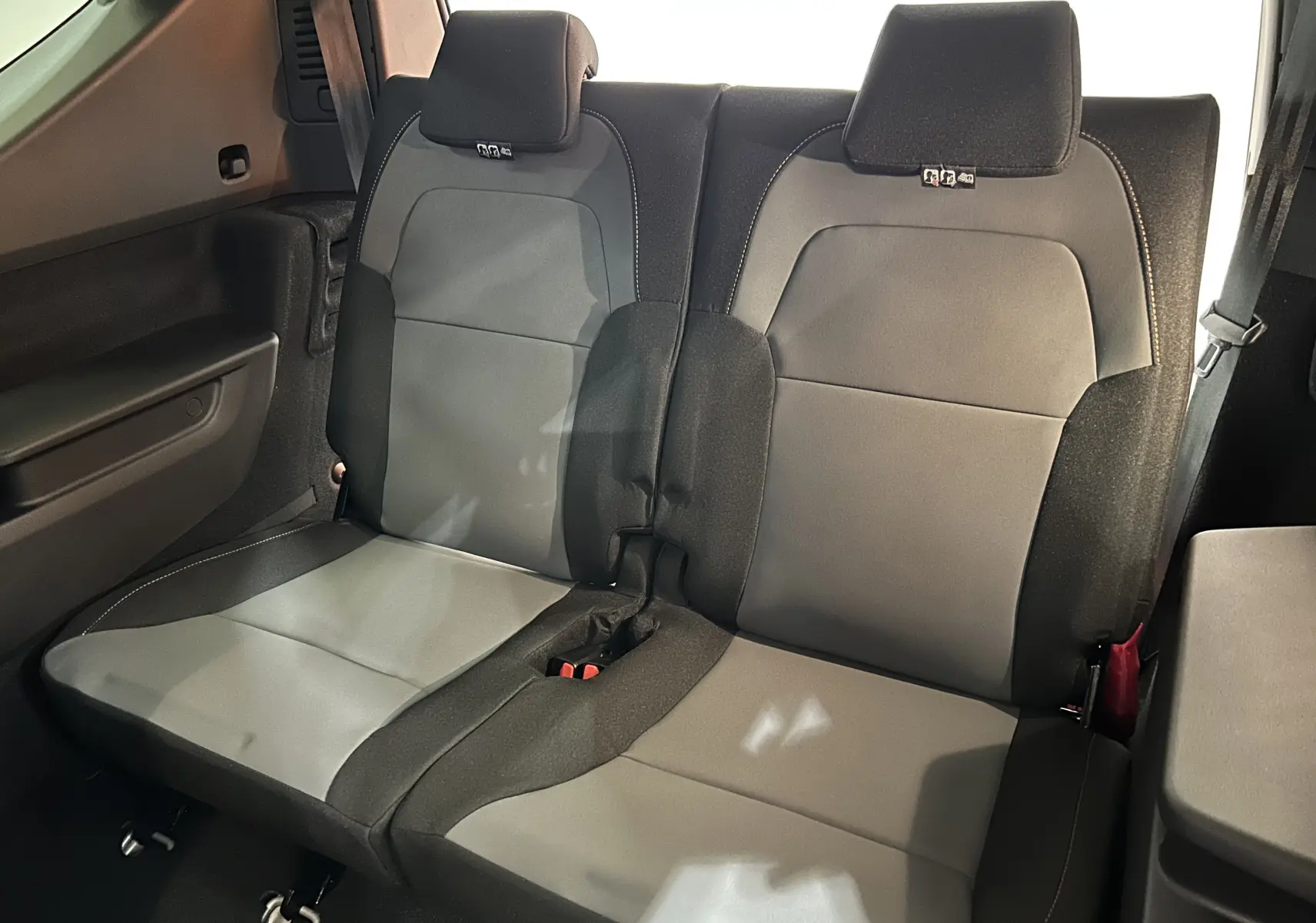 Vue rapprochée des sièges arrière en tissu noir et gris du Dacia Jogger 2026, version ECO-G 7 places.