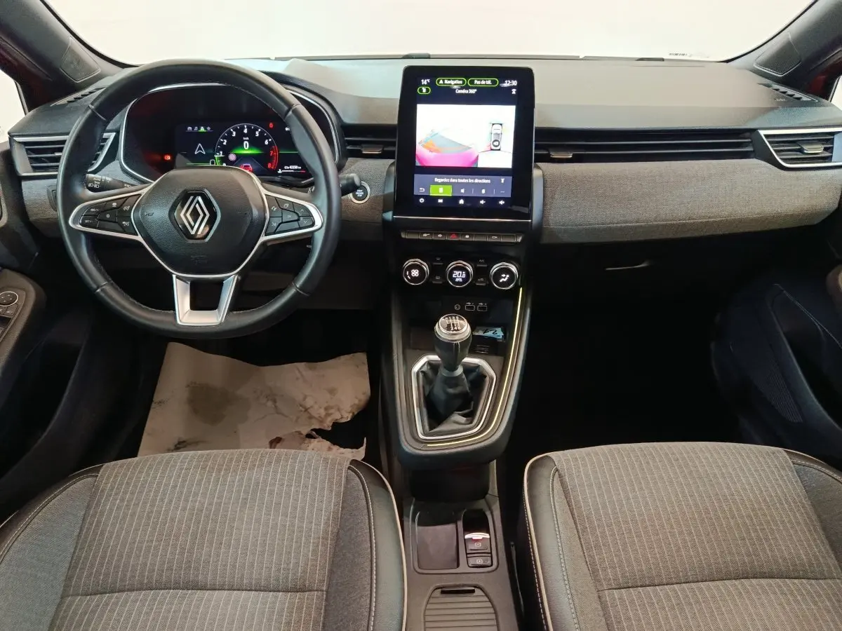 Vue intérieure avant de la Renault Clio Techno TCe 90 2024, tableau de bord avec écran tactile vertical et boîte manuelle.