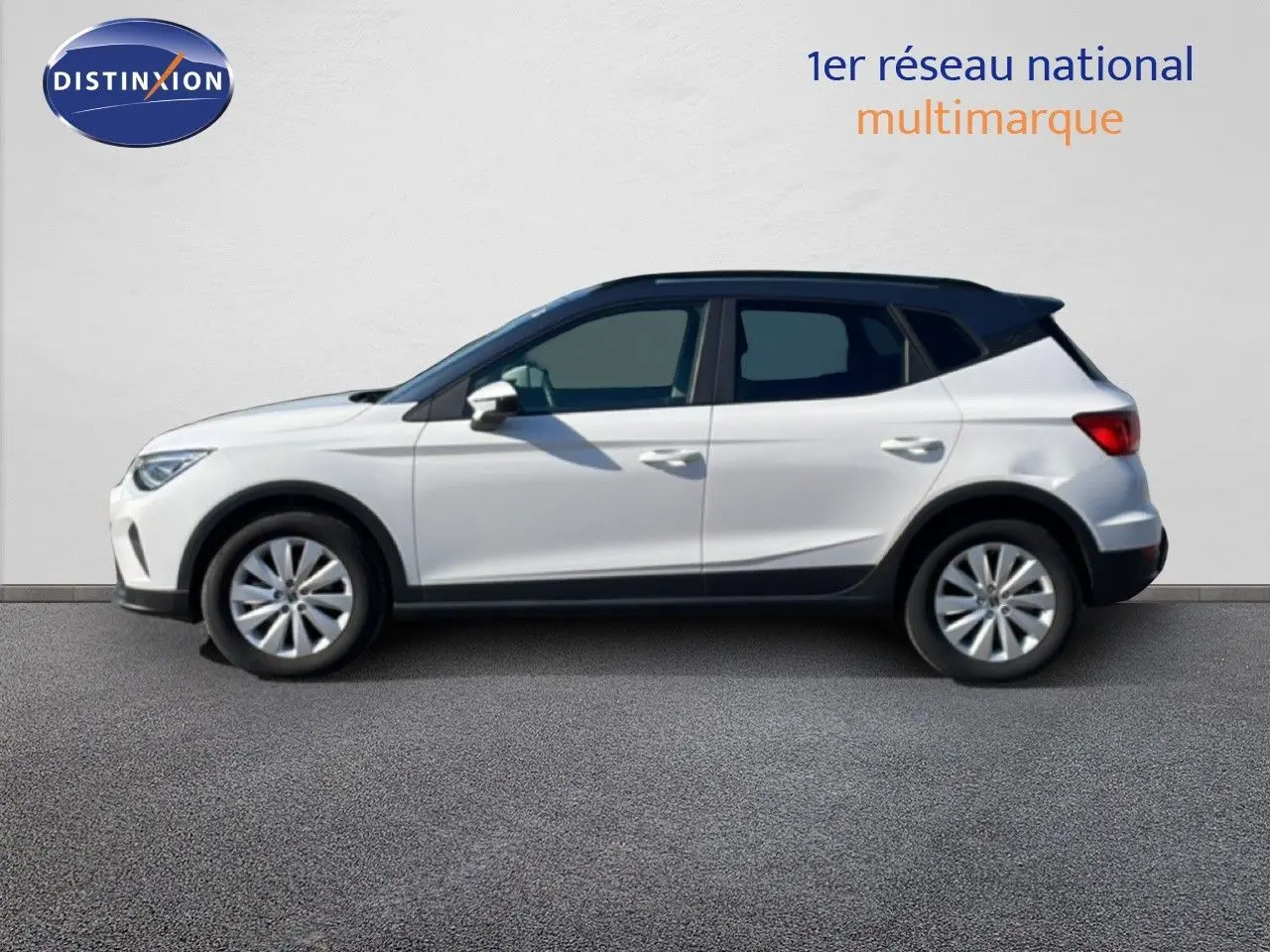 Profil côté gauche d'un SEAT Arona blanc avec toit gris, version 2025, sur fond neutre intérieur.