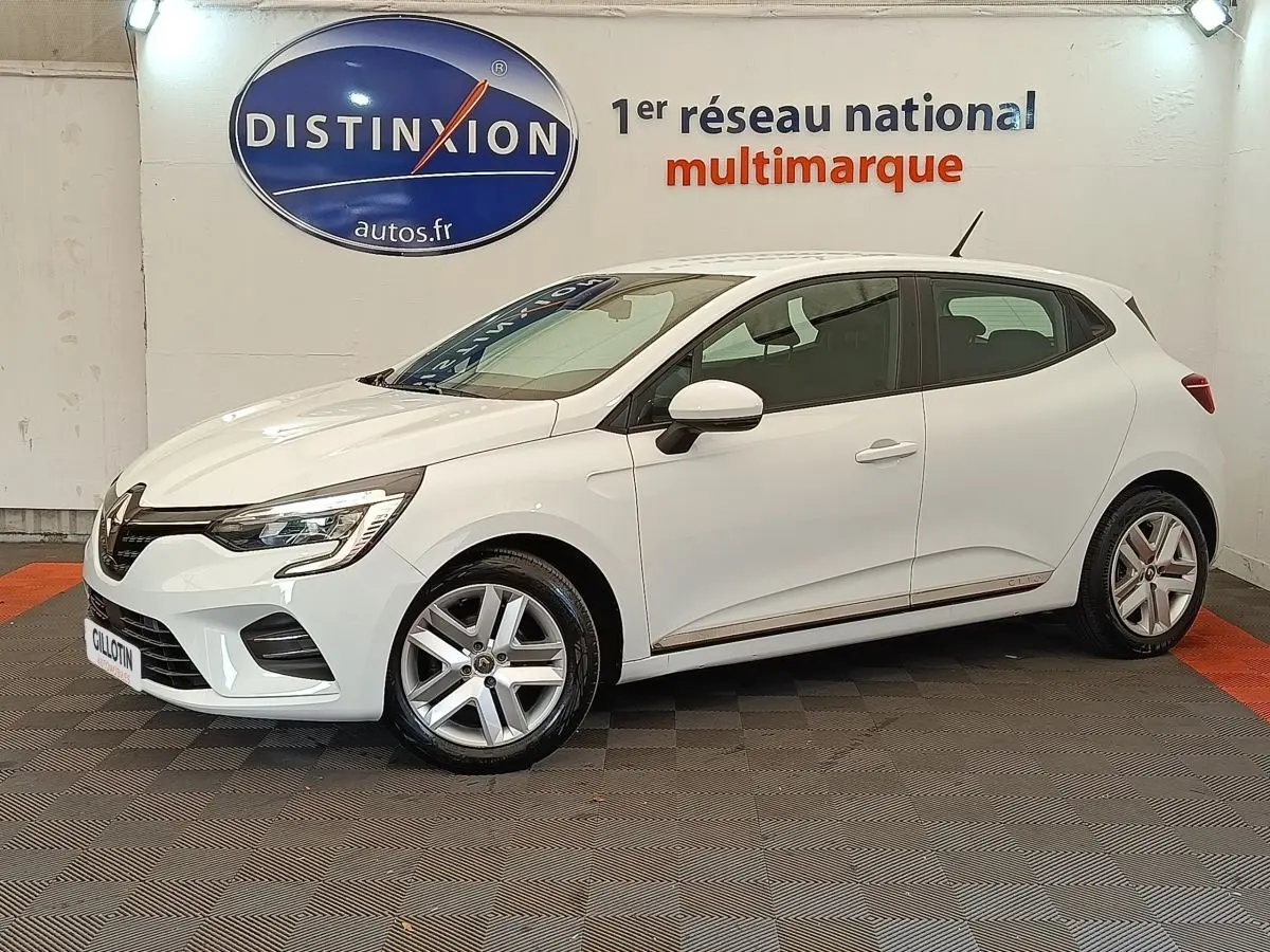 Renault Clio Business blanc vue de profil droit en intérieur, avec jantes alliage et feux LED distinctifs.
