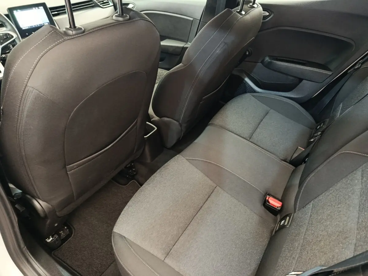 Vue intérieure arrière montrant la banquette noire et grise de la Renault Clio Business TCe 100 GPL 2021.
