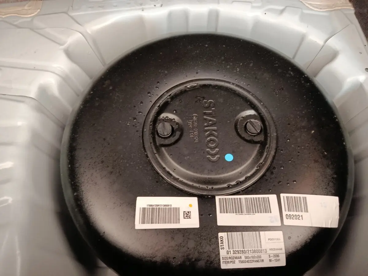 Vue rapprochée du réservoir GPL noir dans le coffre blanc d’une Renault Clio Business TCe 100 GPL 2021.