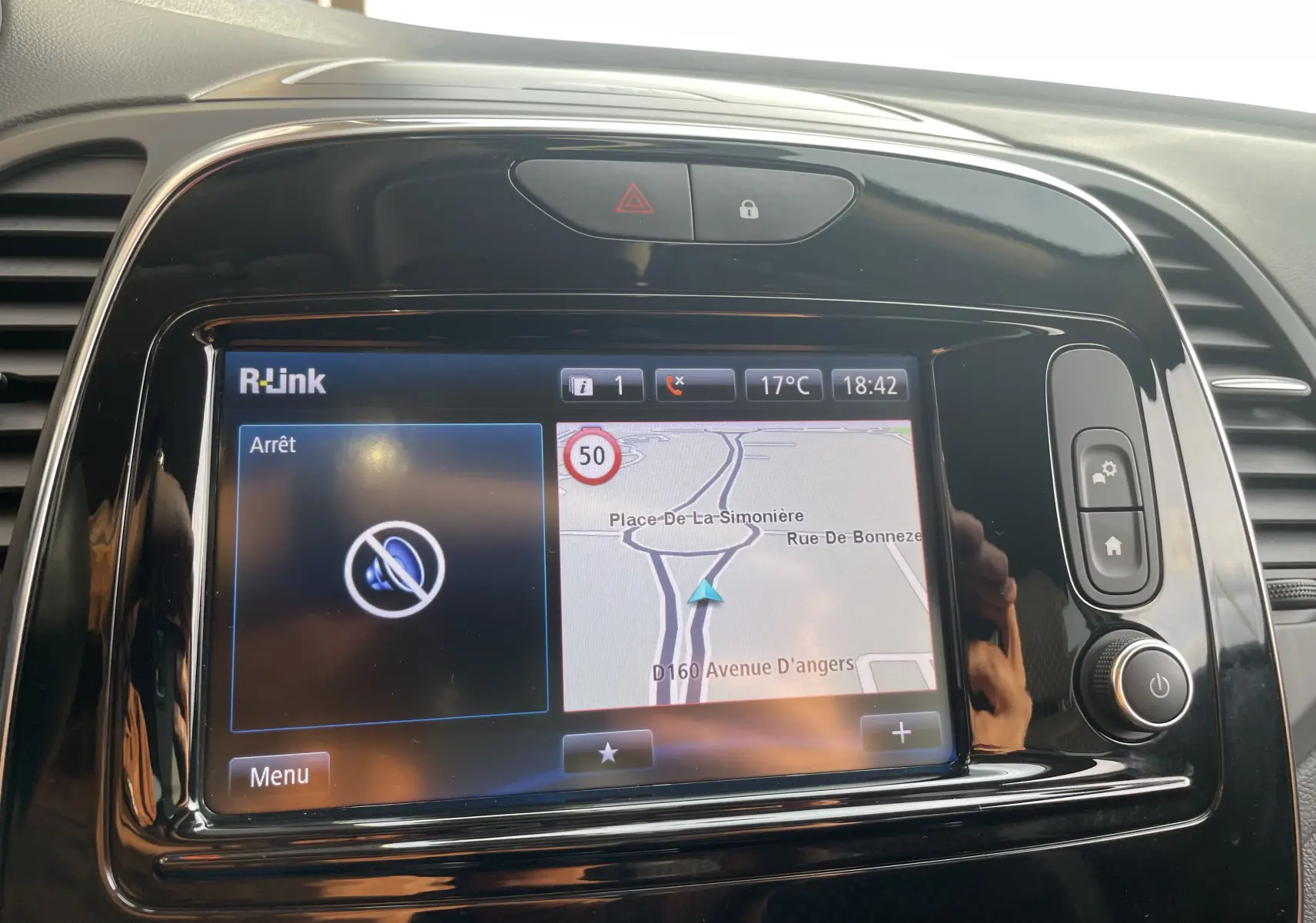 Écran tactile R-Link du tableau de bord du Renault Captur noir étoile ivoire, affichant la navigation GPS et commandes.