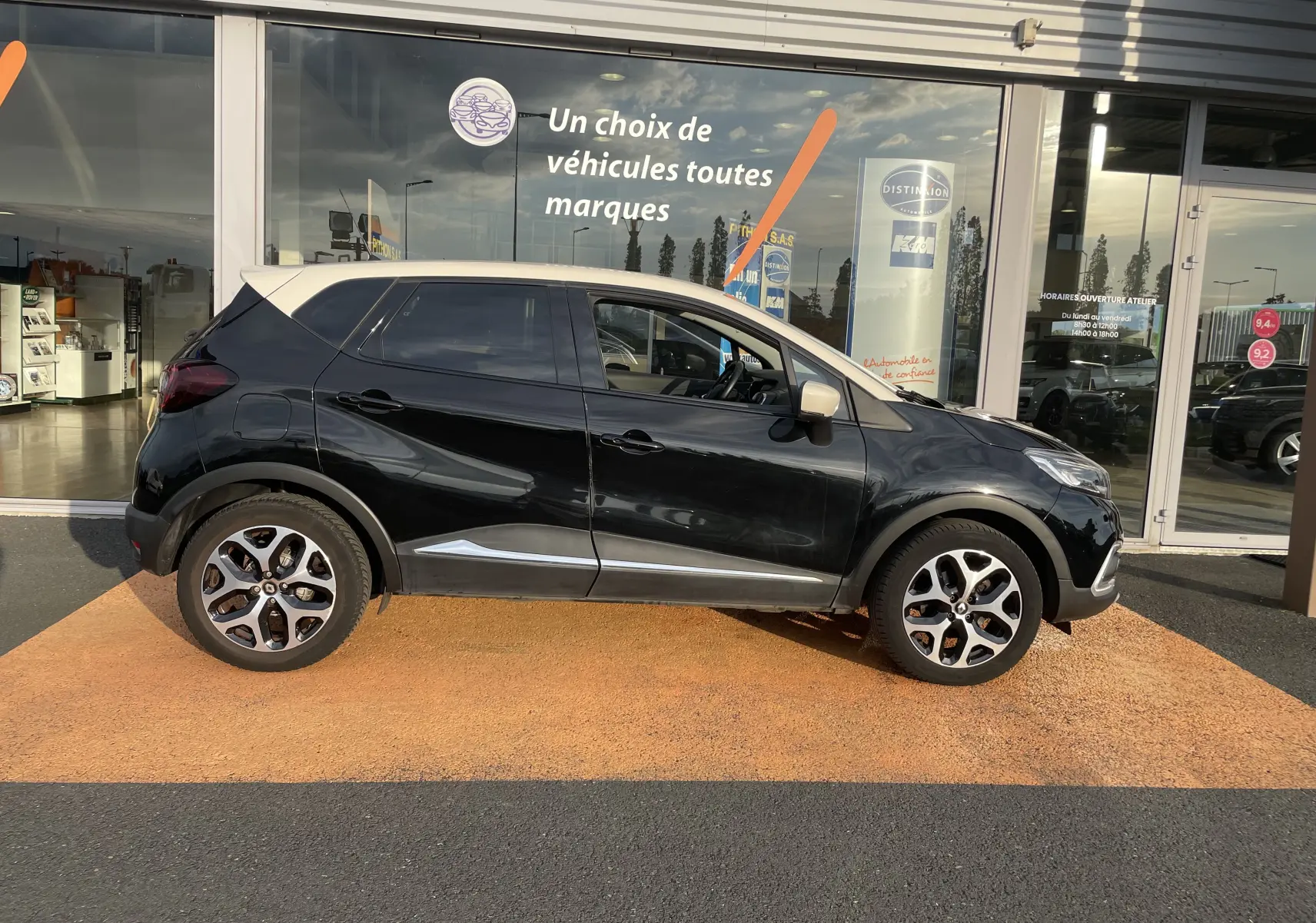 Profil côté gauche du Renault Captur TCE 120 Energy Intens 2017 noir étoile avec toit ivoire et jantes bi-ton 17 pouces.